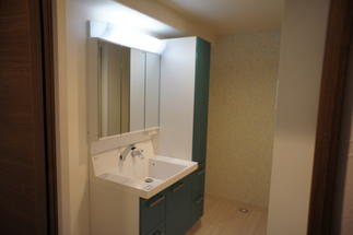 ブルーの扉が印象的な洗面脱衣室です