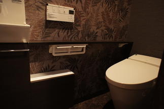 LIXILサティスで狭いトイレも広々としたイメージに