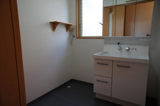 ３面鏡で収納も機能的