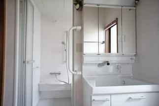 洗面脱衣室からの移動も手すりを設置