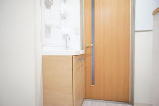 狭小空間用の洗面化粧台を採用