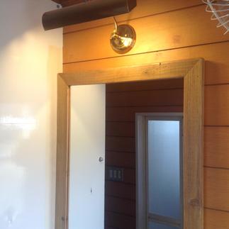 ウォールミラーとピクチャーライトを合わせて設置