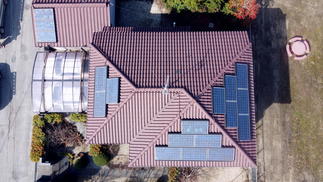 ドローン撮影により太陽光パネル配置と屋根の損傷状況確認