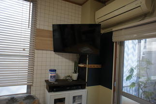 壁掛けTVで狭いダイニングスペースも広く使えます。