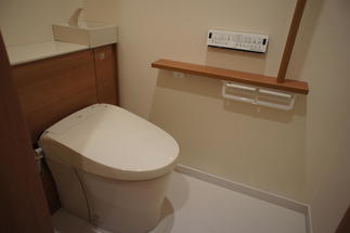 入口の中折れ戸で狭いトイレ空間でも利用しやすくなりました！