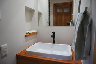 手洗いコーナーをクローク収納場所へ移動