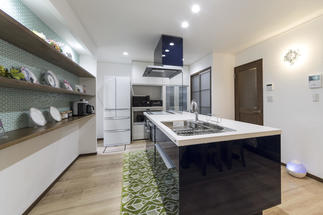 壁を無くしてオープンなキッチンに