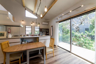 陽射しいっぱいのダイニング