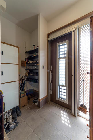 採光・採風を考えた玄関