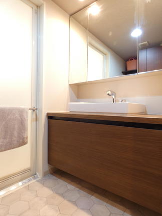 【メイクも出来る化粧台】上にボウル、そしてタッチレス水栓の化粧台