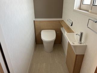 2階新規トイレはLIXILのリフォレ