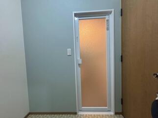 アクセントクロスでデザイン性の高い洗面室へ