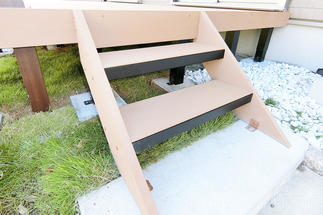 掃き出し窓の高さに併せたウッドデッキ、お庭からは階段で昇降もラクラク。