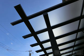 雨から洗濯物を護ってくれるウッドデッキの屋根