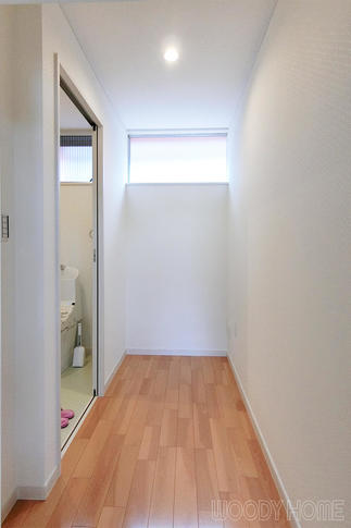 廊下もリビングと同じ調子の内装で仕上げています。