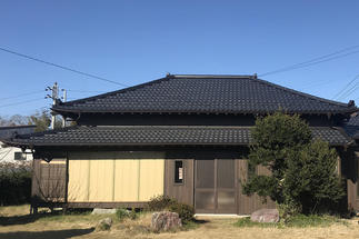 屋根は葺き替え、外壁はサイディングを貼り建てたばかりの様です