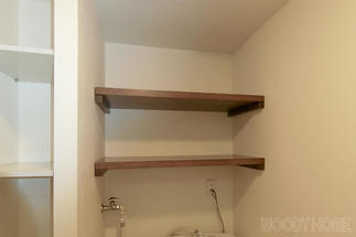 造作の棚で片づけも楽に