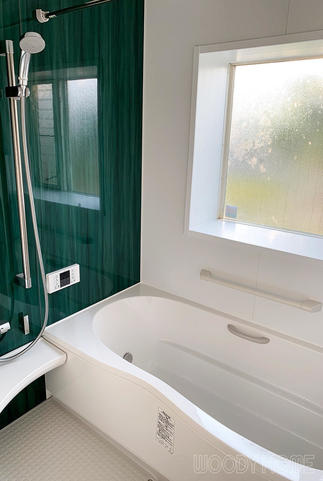 冷たく寒い浴室が暖かい浴室に