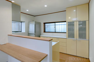 炊事中の奥様と向き合いながら食事ができるダイニング・キッチン