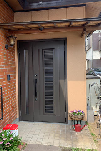 2枚引き戸から親子扉の開き戸にした玄関