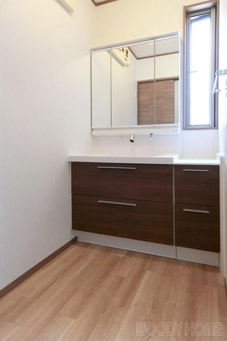 鏡が大きくなり収納たっぷりの洗面化粧台