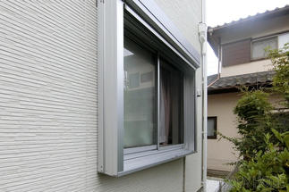 開け閉めが楽な電動シャッターを取り付け防犯対策