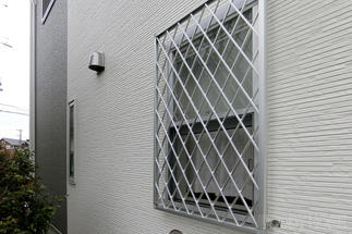 小さ目の窓には面格子で防犯対策