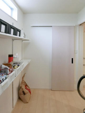 収納家具を置かずに済むように可動棚を設置