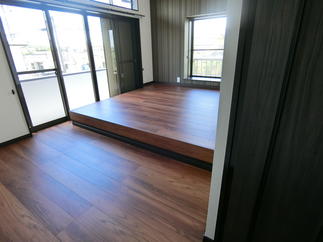 段差を利用してベッド不要に