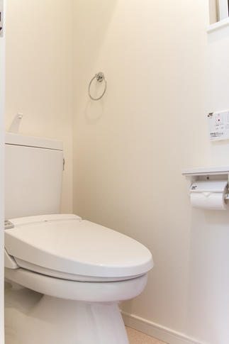 トイレは清潔なシンプルホワイト