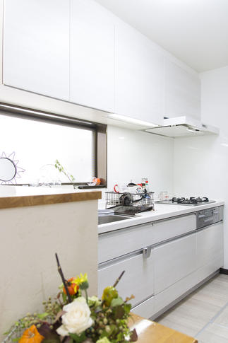 ホワイトで統一した広々キッチン