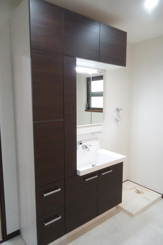 収納たっぷりの化粧台