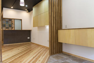 無垢のフローリングとスリットが素敵！