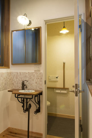 可愛らしい陶器とタイル、アイアンもオシャレな手洗い器