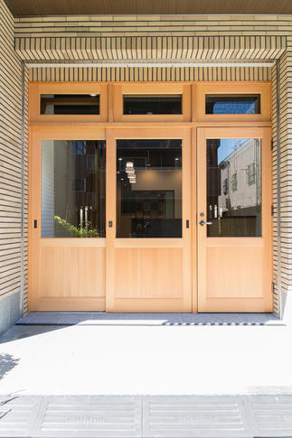 1点物の無垢素材の玄関