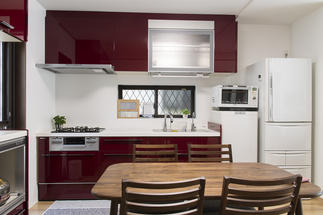 電動で降りてくる吊り戸棚が便利