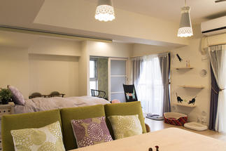 キャットウォークと室内の喫煙スペース