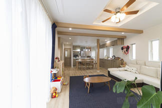 広く採光のバランスの取れたリビング