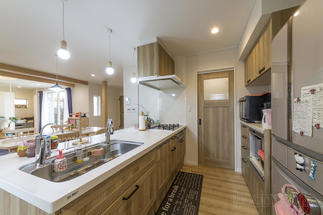 子育てママの目配りしやすいキッチン