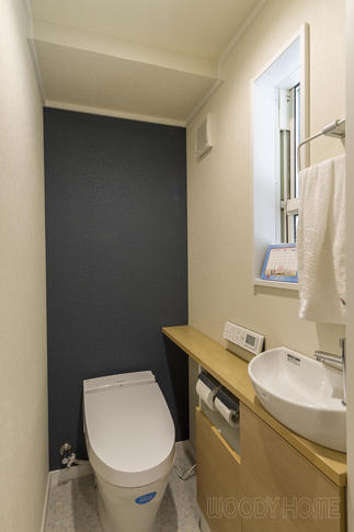 アクセントに効いた収納すっきりトイレ