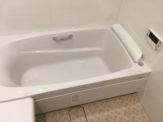 【ヘッドレスト付きで快適な浴槽空間】