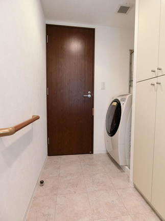 【洗面室の内装もタイル調のクッションフロアーで素敵です。】