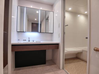 【ベンチタイプの浴室洗い場で浴室タイムもゆったり】