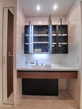 【椅子も入り、収納も充実の化粧台！】