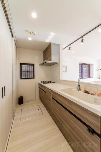 対面式に配置されたキッチンはLIXILのアレスタ