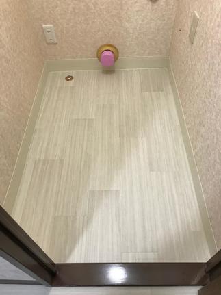 便器の設置前にトイレルームの内装をやり替えます。