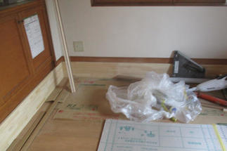 下地処理をしたらフローリングを貼ってゆきます