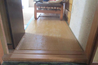 2階の和室は引き戸と畳の高さ分高くなっていました