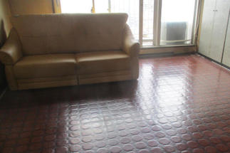 劣化で余計に暗く見える原因の床