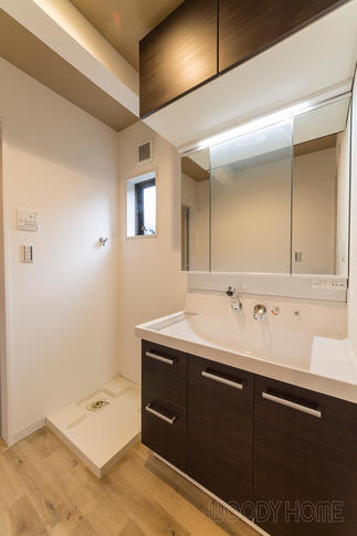 大きな鏡に収納たっぷりで使いやすい洗面化粧台